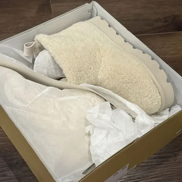 Michael Kors Winnie Bootie Tan Faux Curly Shearing Boot $175 New In Box Size 7 - Picture 2 of 8